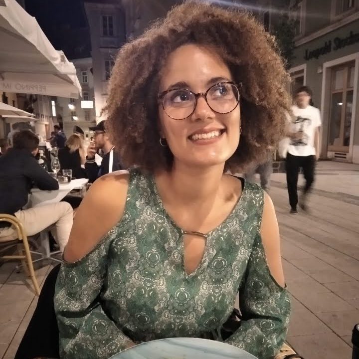 Femme, Zina Eberlein, souriante
